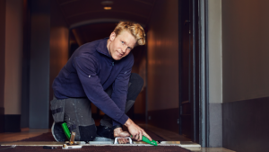 Gulvlegger som smiler