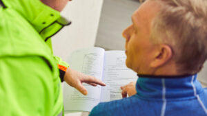 To malere som leser instruksjoner